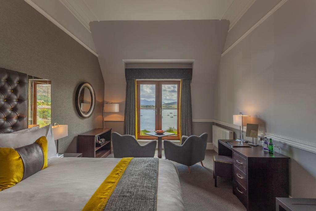 波特里翠廉山酒店的酒店客房,配有一张床、一张桌子和椅子