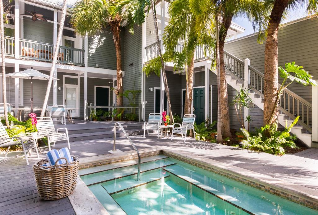 基韦斯特卡巴那基韦斯特宾馆（仅限成人）的棕榈树屋前的游泳池