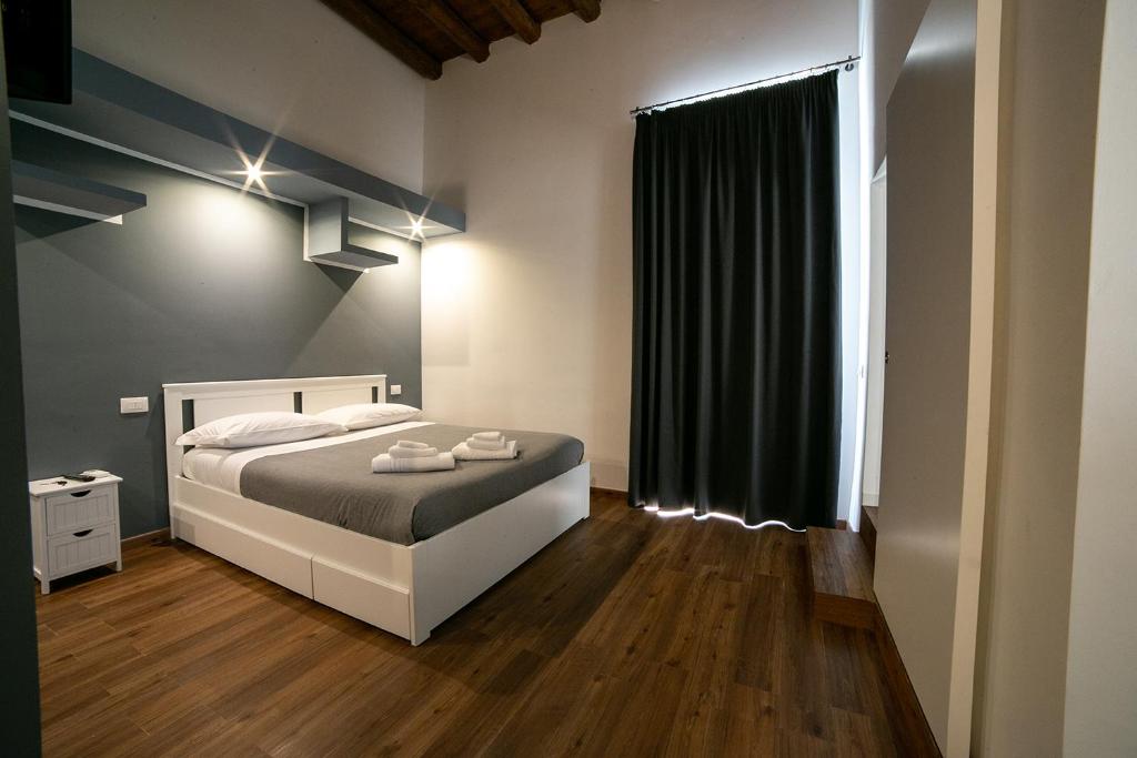 特拉尼Sweet Suites Trani的一间卧室设有一张床和一个大窗户