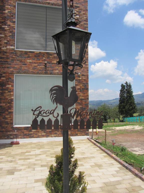 派帕Posada Rural, Colinas y Senderos的砖楼前的街道灯