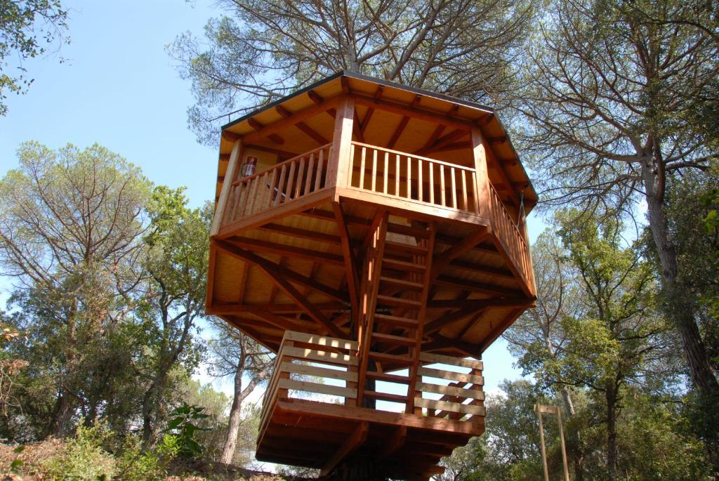 Canyamás多斯留斯豪华帐篷旅馆的森林中间的树屋