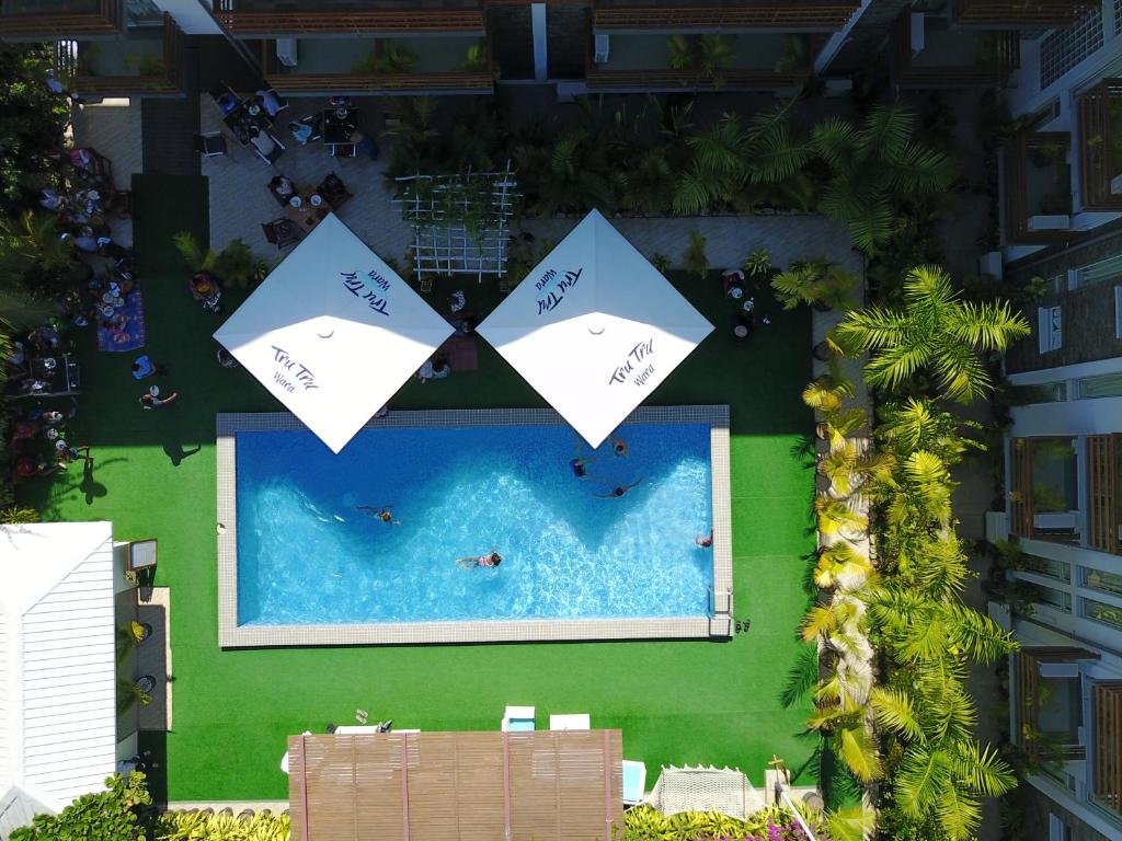 莫尔兹比港The Sanctuary Hotel Resort Spa的游泳池的顶部景色,游泳池里有人游泳