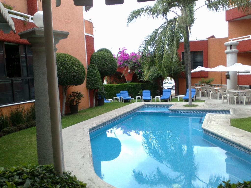 库埃纳瓦卡Hotel Real del Sol的大楼前的游泳池