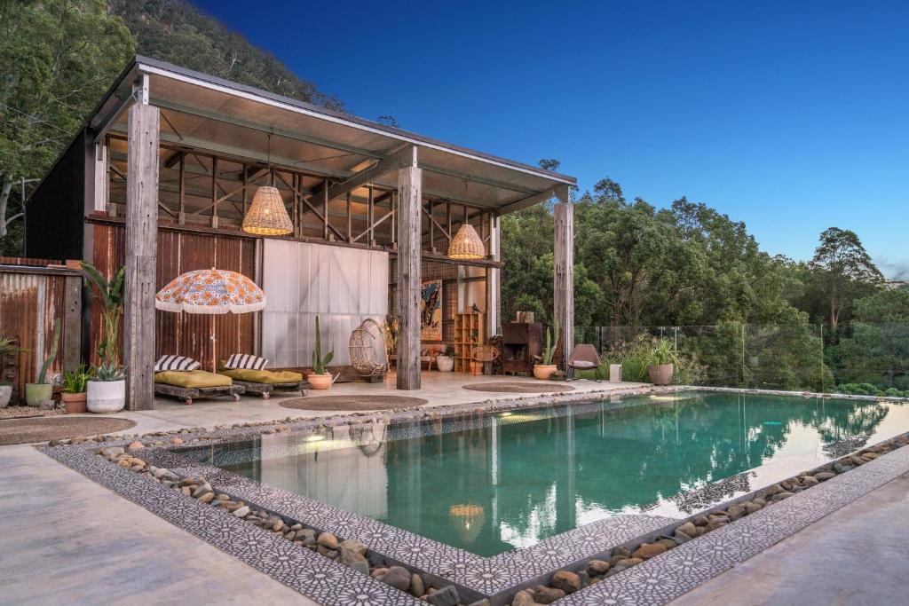 穆伦宾比Blackbird Luxury Accommodation的一座带游泳池的房子的图象