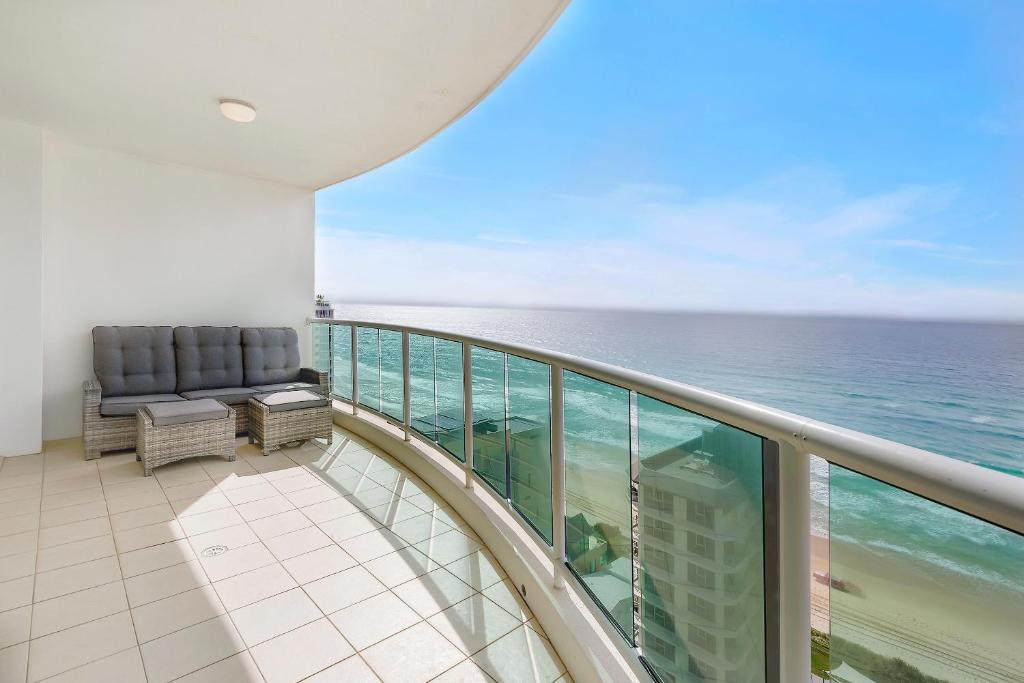 黄金海岸太平洋景度假酒店的一个带椅子的海景阳台