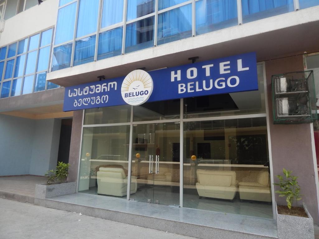 巴统Hotel Belugo的上面有酒店标志的酒店大楼
