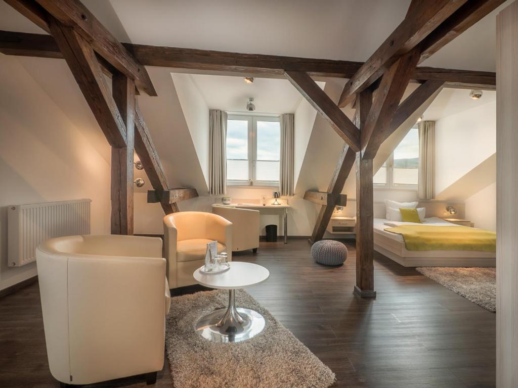 布尔best business bühl - boardinghouse的客厅配有床、桌子和沙发