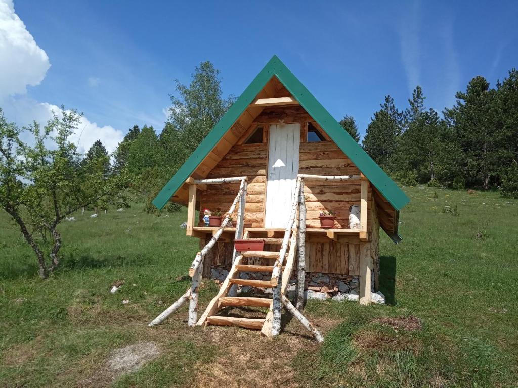 普列夫利亚Bungalovi Mijakovici的绿色屋顶的小小木屋