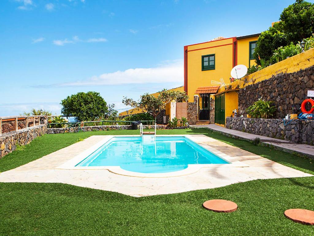 拉奥罗塔瓦Holiday Home Camino La Candelaria-1 by Interhome的一座房子的院子内的游泳池