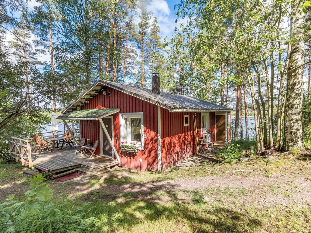 KylmäläHoliday Home Artturin mökki by Interhome的森林中间的红色小屋