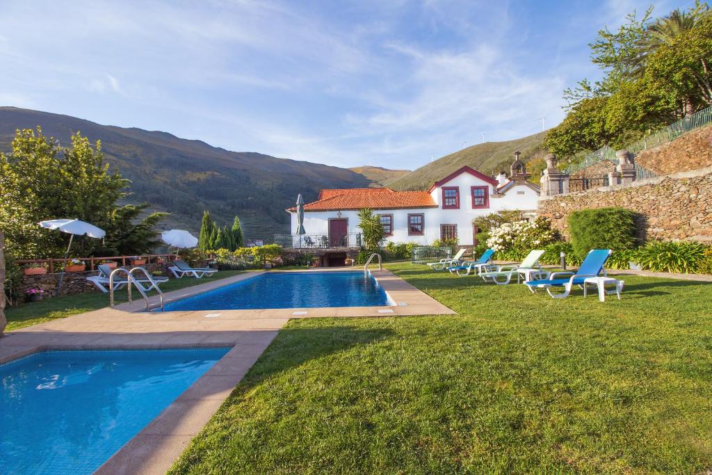 拜昂Casa do Monte - Douro的一座带游泳池和房子的别墅