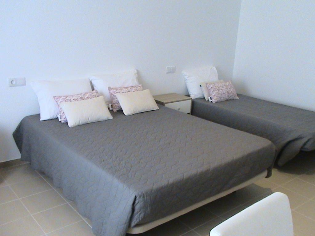 波塔莱格雷RM newhost 2015 / CasaDoChico的配有椅子的客房内的两张单人床