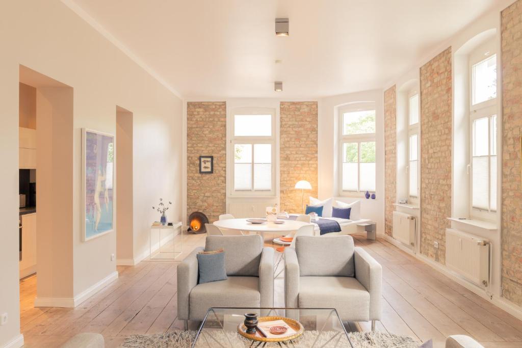 塞巴特阿尔贝克OSTKÜSTE - Villa Albatros Design Apartments的客厅配有椅子和桌子