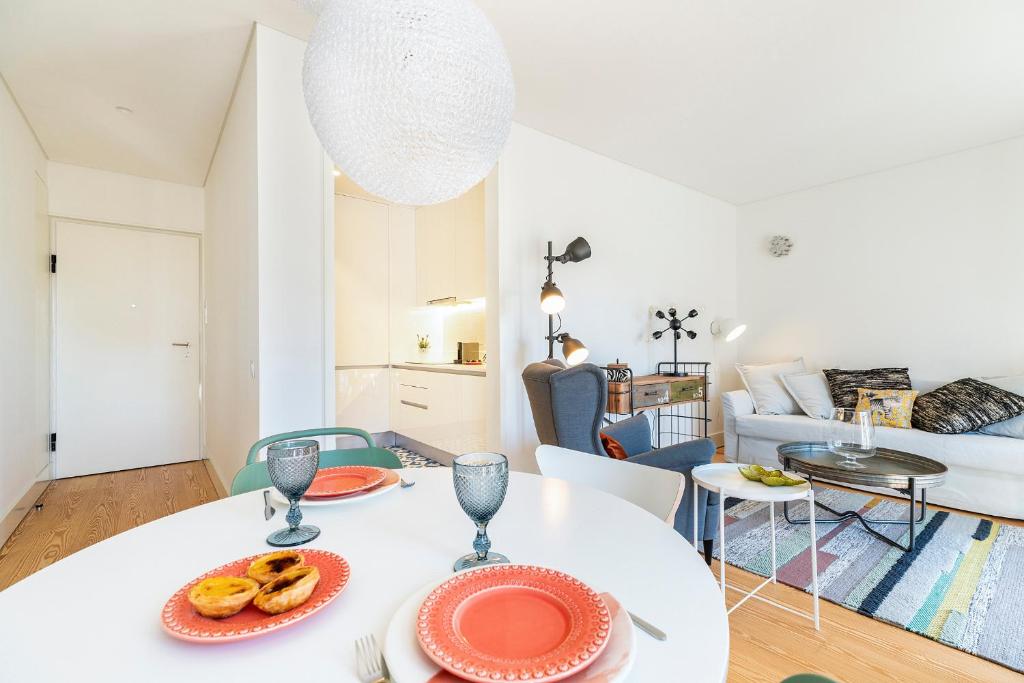 里斯本Gonzalo's Guest Apartments - Luxury Baixa的客厅配有白色桌子和盘子