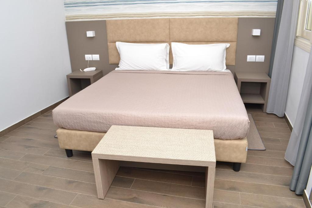 达喀尔International Hotel Dakar的一间小卧室,配有一张床和一张桌子