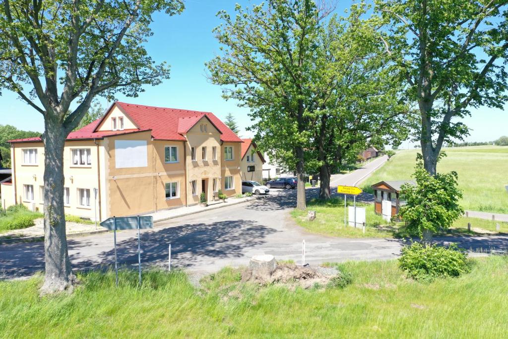 RaumLandpension Bielatal - Raum的住宅区内正在建造的房屋