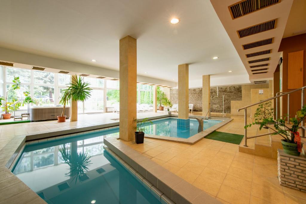 赫维兹Hotel Fit Hévíz的一座室内游泳池