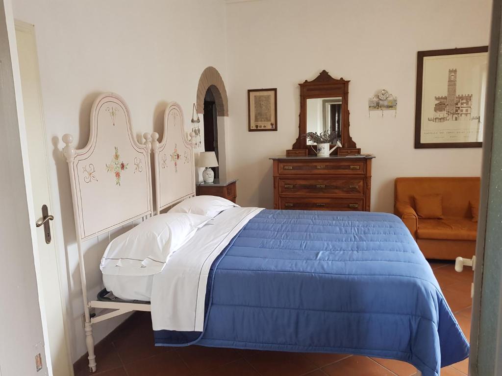 波皮Casa Jole的卧室配有蓝色和白色的床和梳妆台。