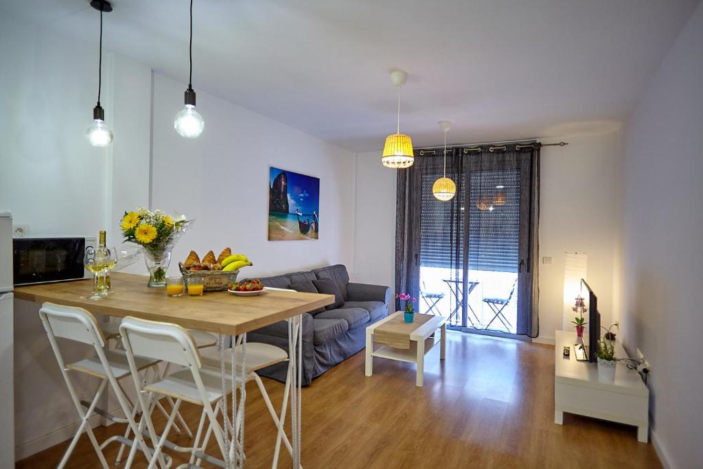 拉斯加莱塔斯Apartamento Sol y Mar的厨房以及带桌子和沙发的客厅。