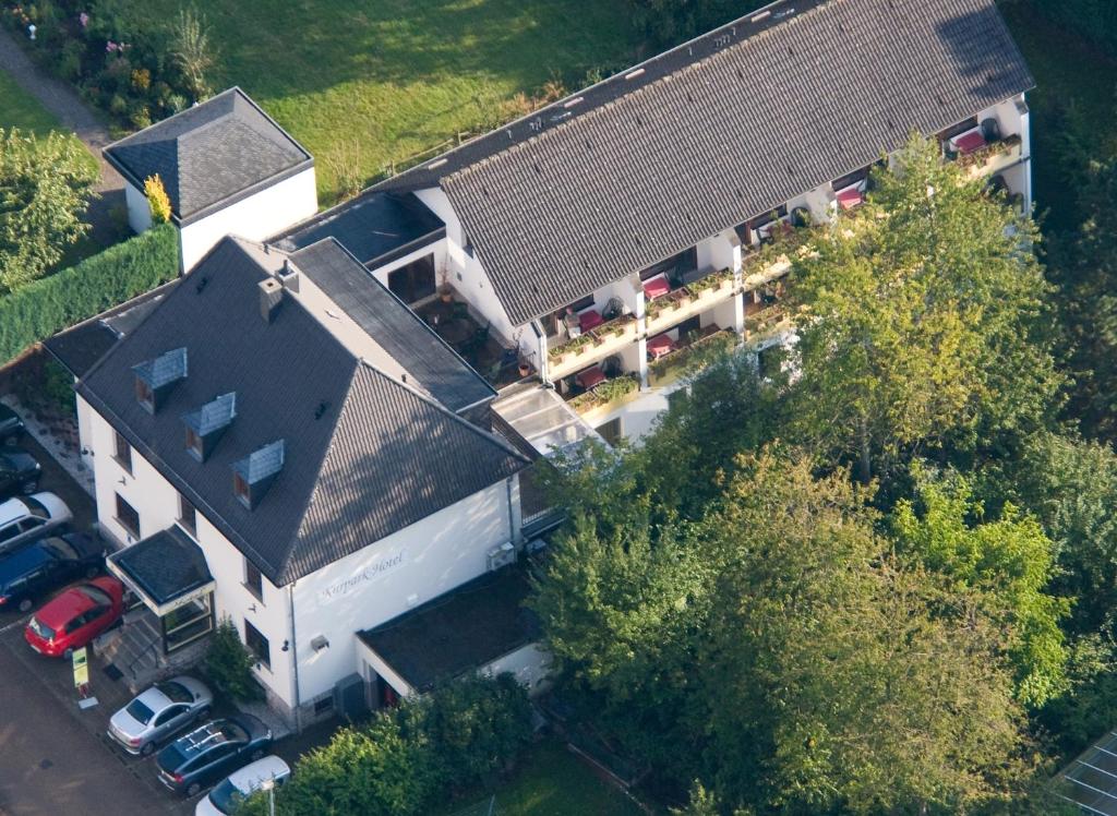 格明德Kurparkhotel-Gemünd的享有带停车场的房屋的顶部景致