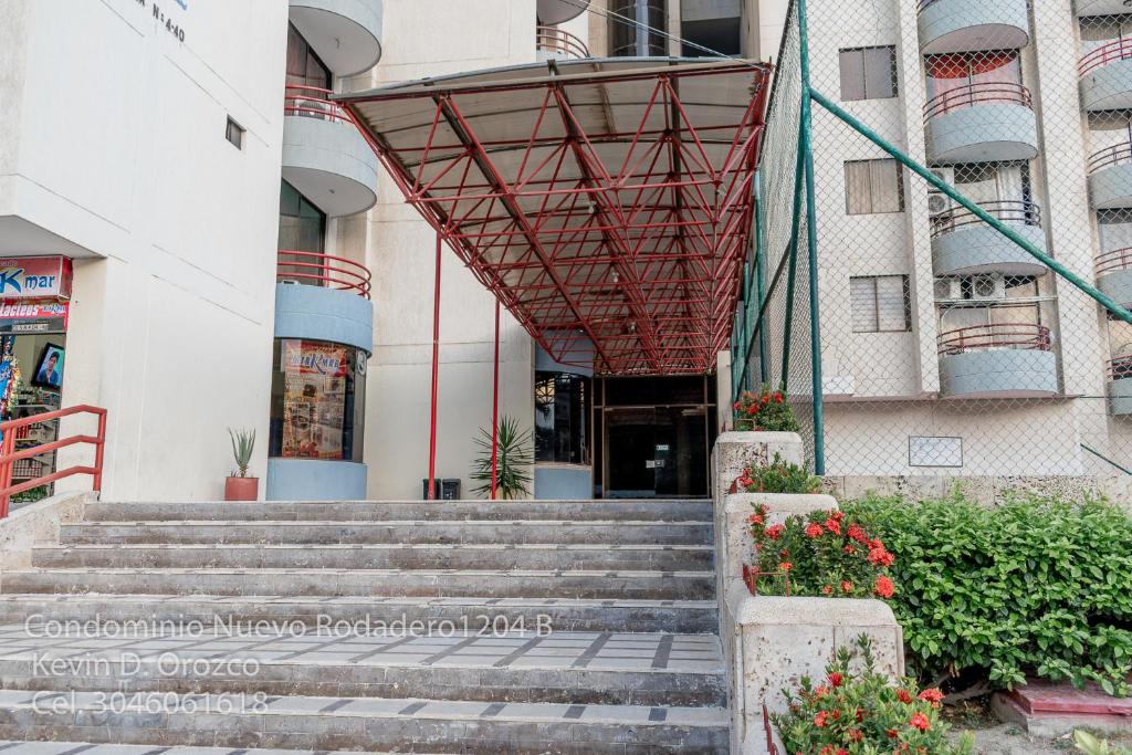 圣玛尔塔Condominio Nuevo Rodadero 1204的通往一栋大楼的楼梯