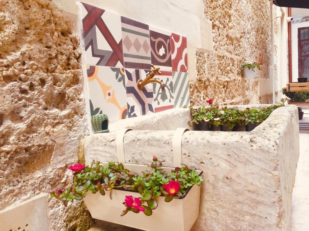 加拉蒂纳Suite Cavour - Ambra的墙上的盆栽植物群