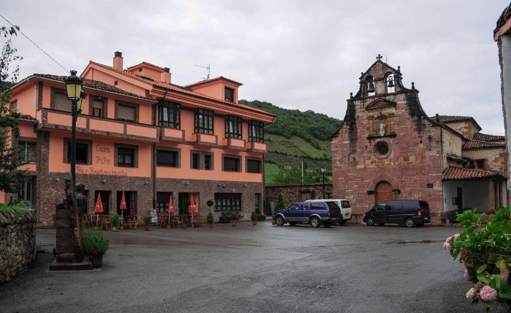 Tuña卡萨皮伯餐厅酒店的一座古老的建筑和一座钟楼