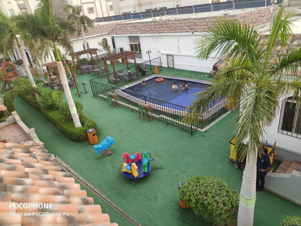 吉达Jeddah Wakan Villas的游泳池的顶部景色,里面的人