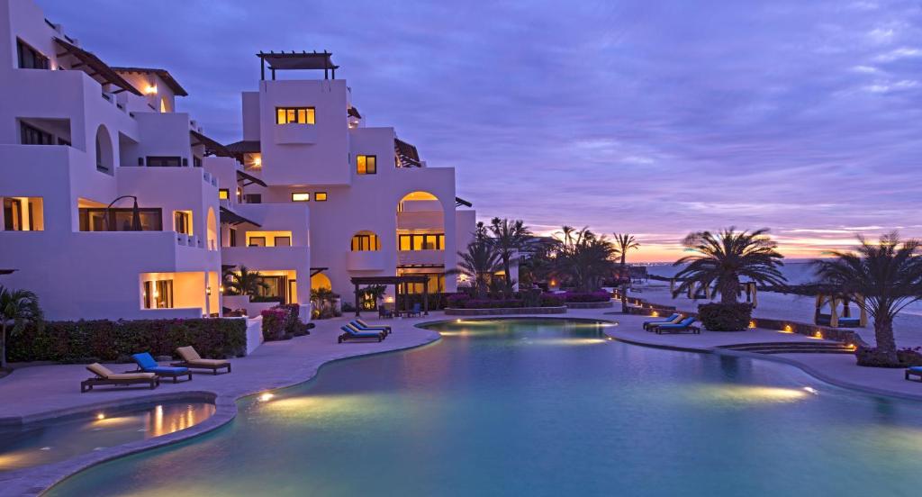 拉巴斯Playa de La Paz的大楼前设有游泳池的酒店