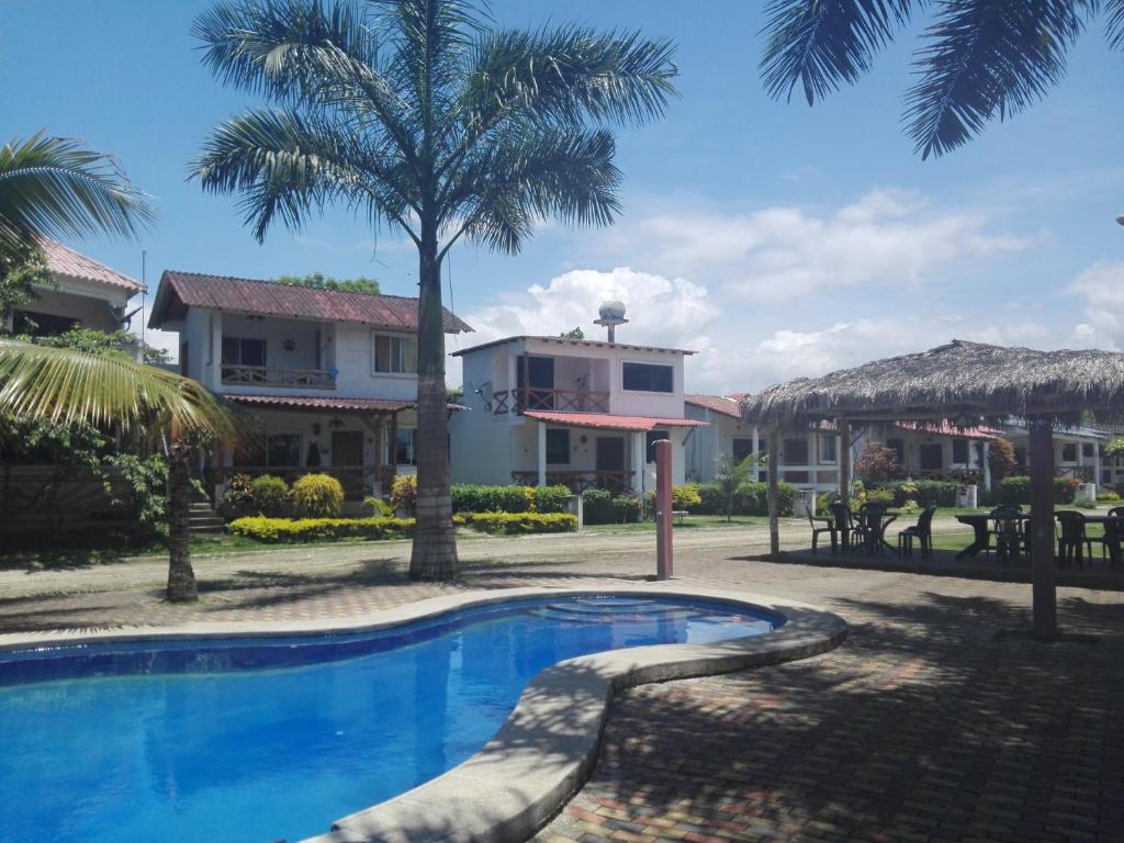 奥隆Cabaña Cangrejito Olon的享有度假村美景,设有游泳池