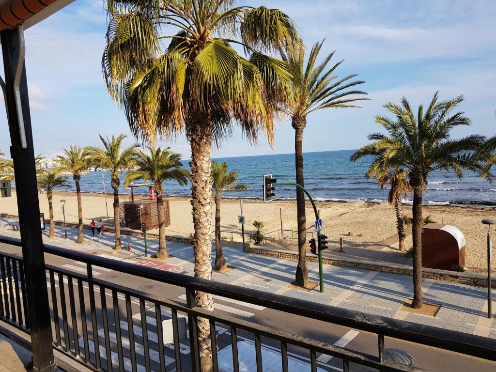 萨洛Apartamento Apolo的享有棕榈树海滩和大海的景色