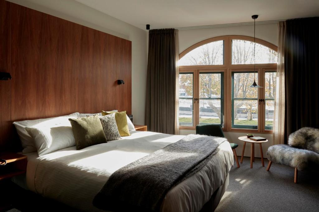霍巴特Moss Hotel的一间卧室设有一张大床和一个大窗户