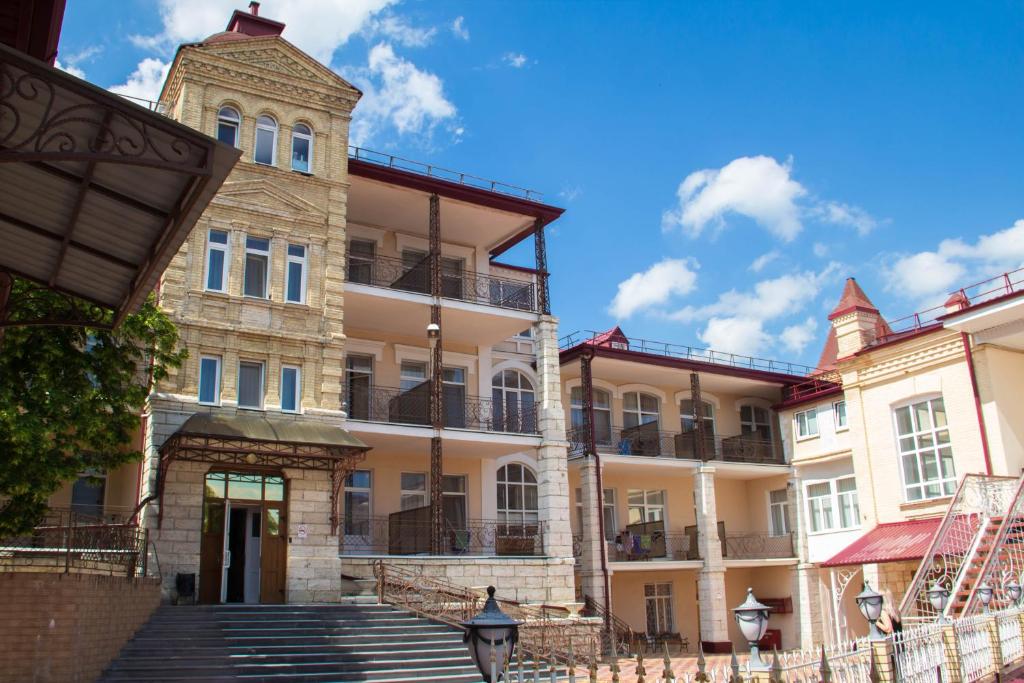 派蒂哥斯卡Pyatigorskaya Klinika Sanatorium的前面有楼梯的建筑