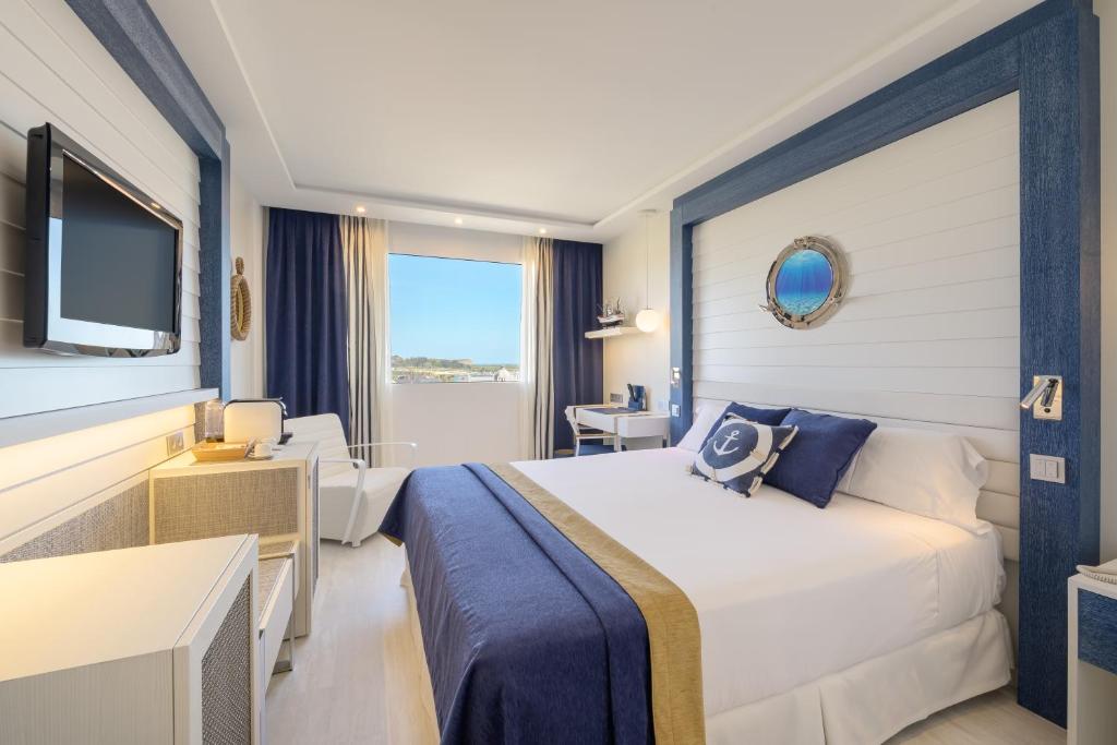 桑坦德桑特玛尔酒店的酒店客房设有一张大床和一台电视机。