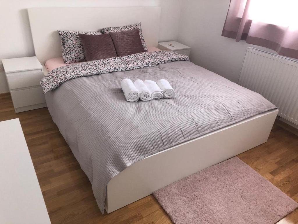 萨格勒布Apartman STAR的一间卧室配有一张床,上面有两条毛巾