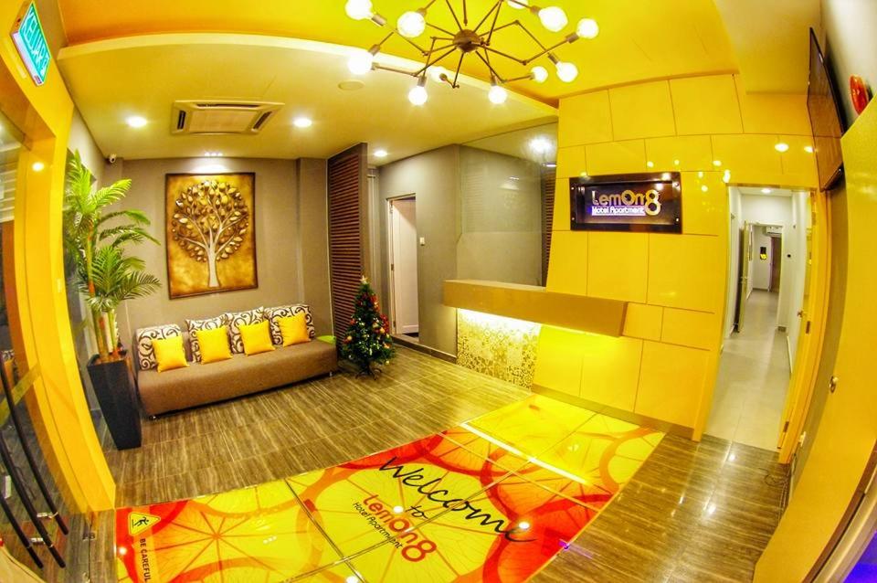 马六甲柠檬8号精品酒店@马六甲的大楼内一个带沙发和电视的大堂