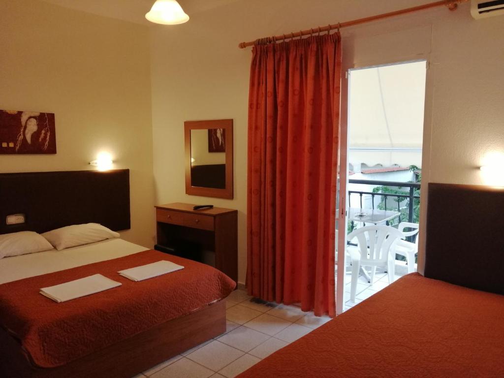 帕拉利亚卡泰里尼斯Giannis Hotel的一间卧室设有一张床和一个阳台的窗户。