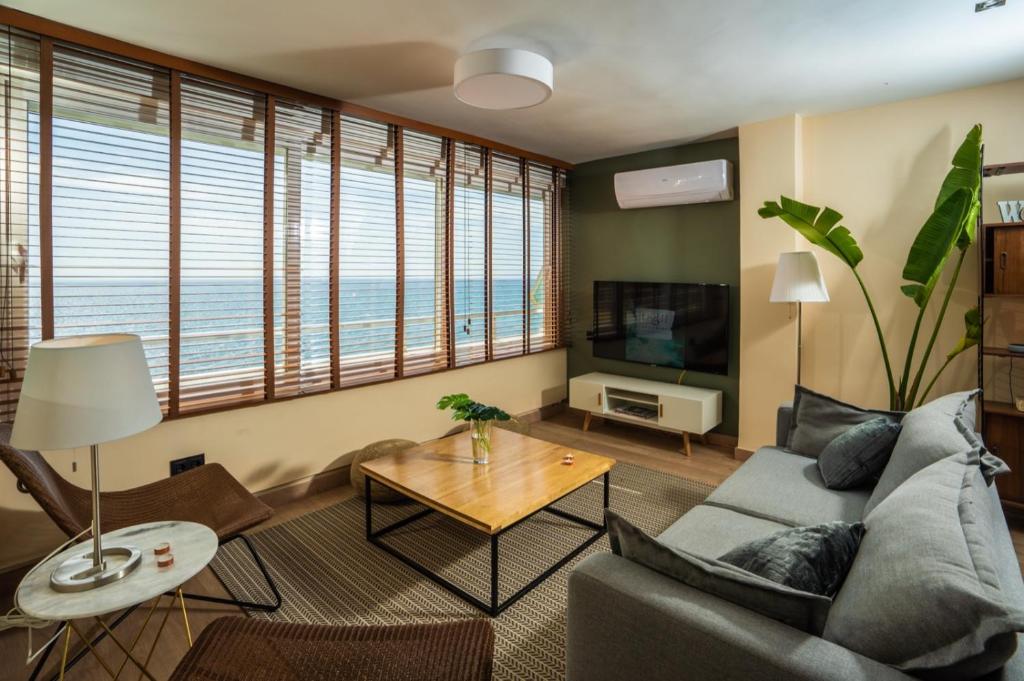 阿瓜杜尔塞Level 11 Apartment的带沙发和电视的客厅