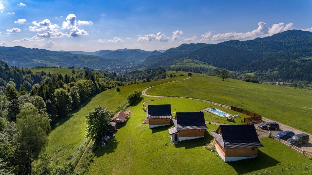 克罗奇琴科Chatki Niwki u Zbója的绿色田野上房屋的空中景观