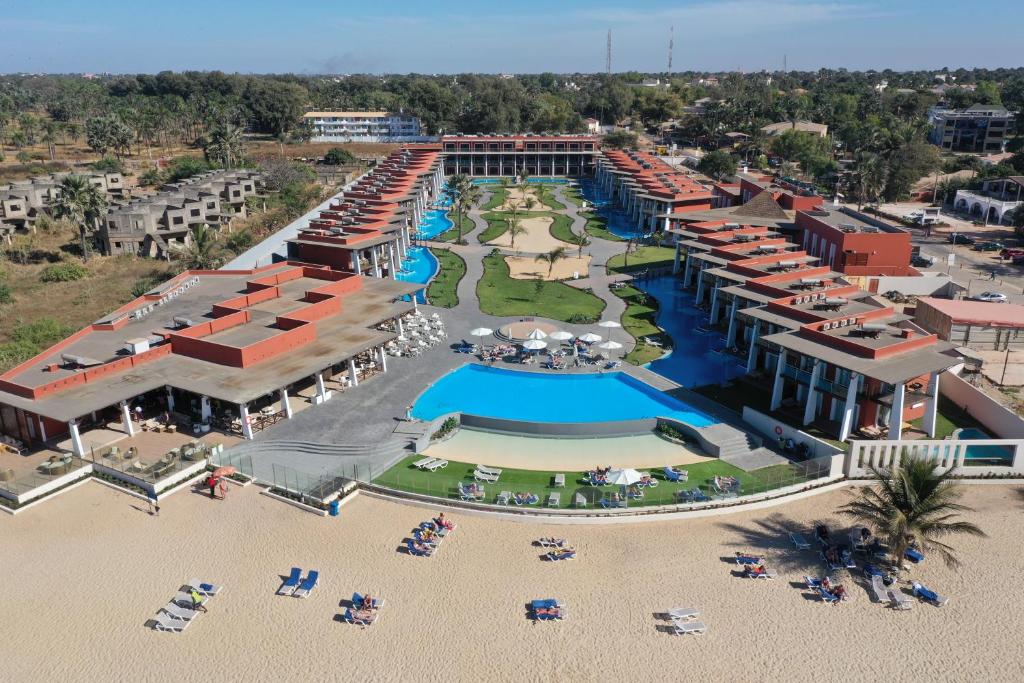 萨拉昆达African Princess Beach Hotel的享有带游泳池的度假村的空中景致