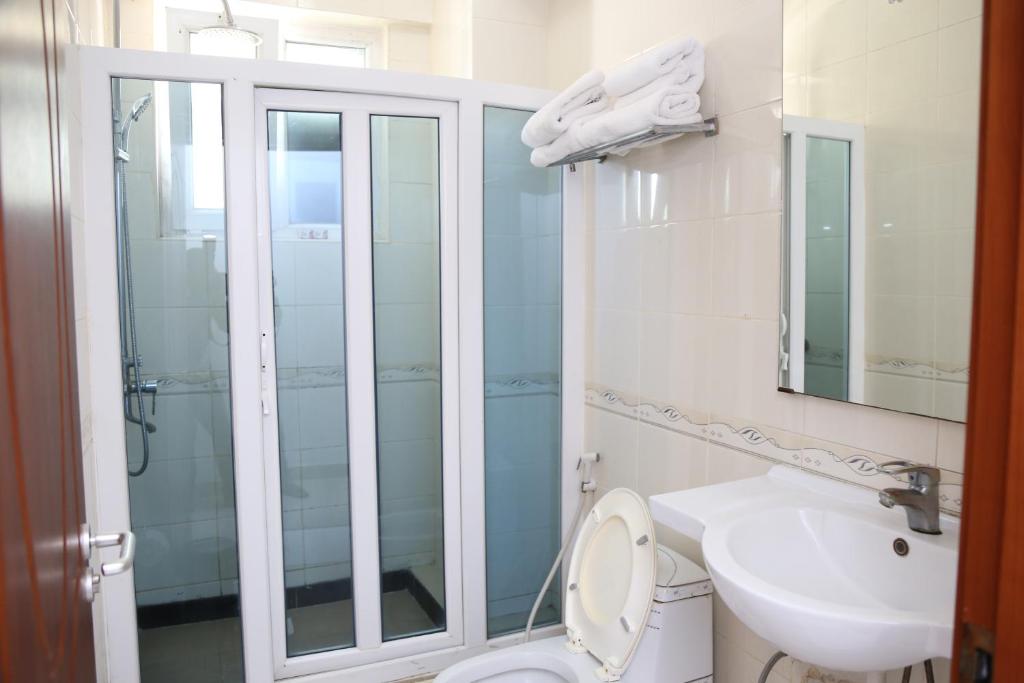 达累斯萨拉姆彩虹酒店的带淋浴、卫生间和盥洗盆的浴室