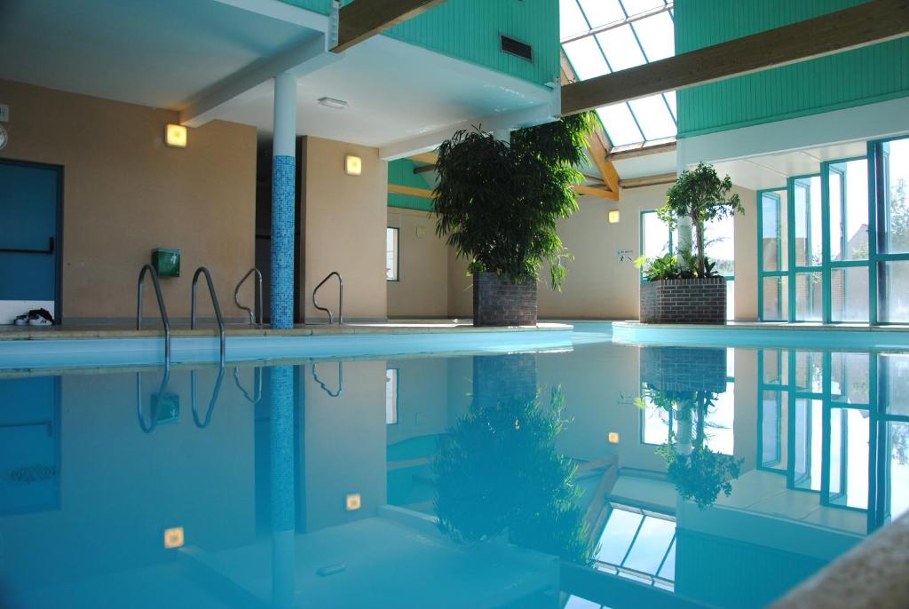 昂布勒特斯乐卡浦道帕乐酒店的一座空的游泳池