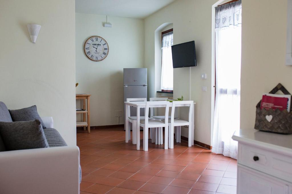 莱万托Casa Vacanze Tra Le Mura的客厅配有桌子和墙上的时钟