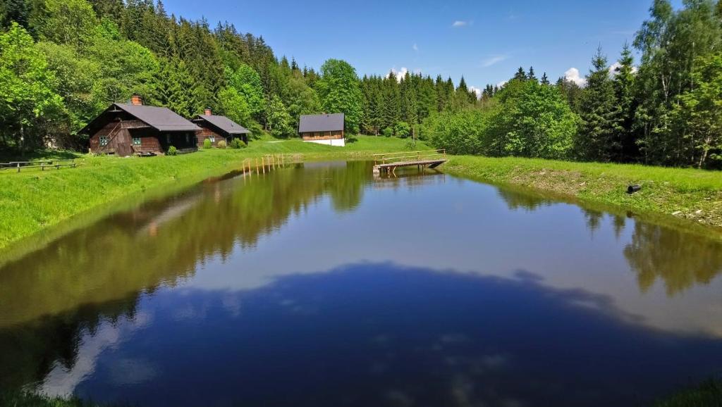 SchauereggForsthaus Glashütte的河中田野中带谷仓的河流
