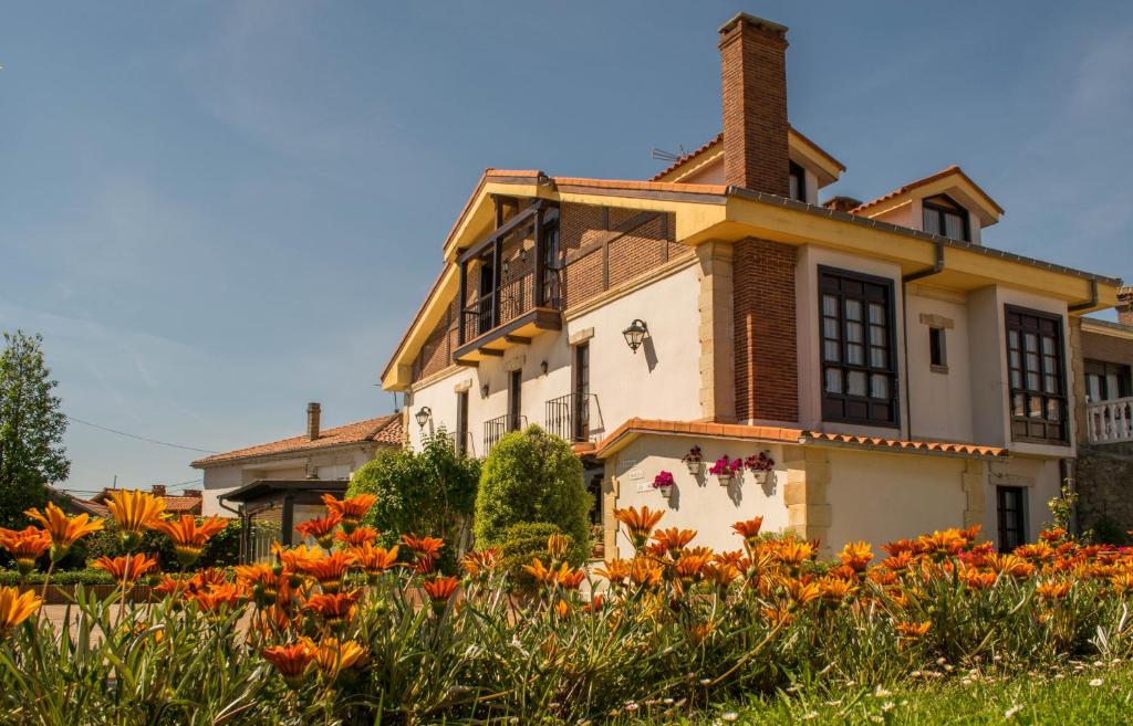 苏安塞斯Posada Marina的前面有橘子花的房子