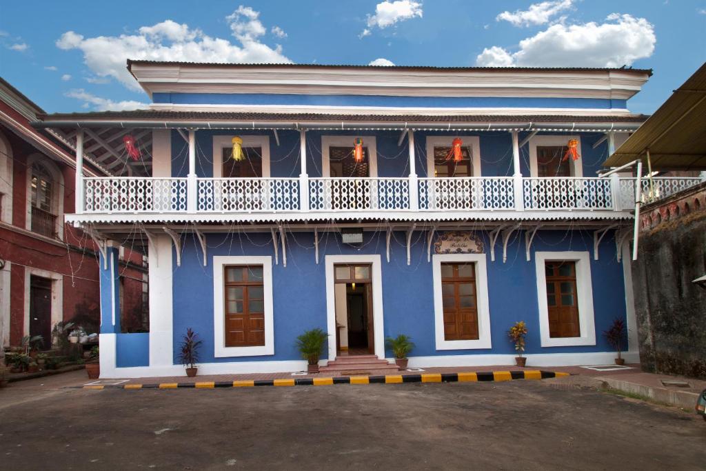 帕纳吉阿伯里格博特略旅馆的蓝色房子的顶部设有阳台