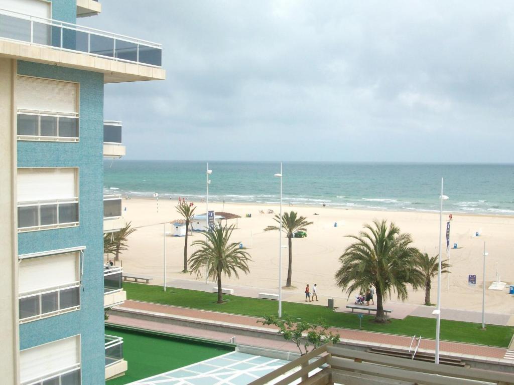 洛斯马蒂雷斯VORA GANDIA BEACH - Alquiler Familias的从大楼的阳台上可欣赏到海滩景色