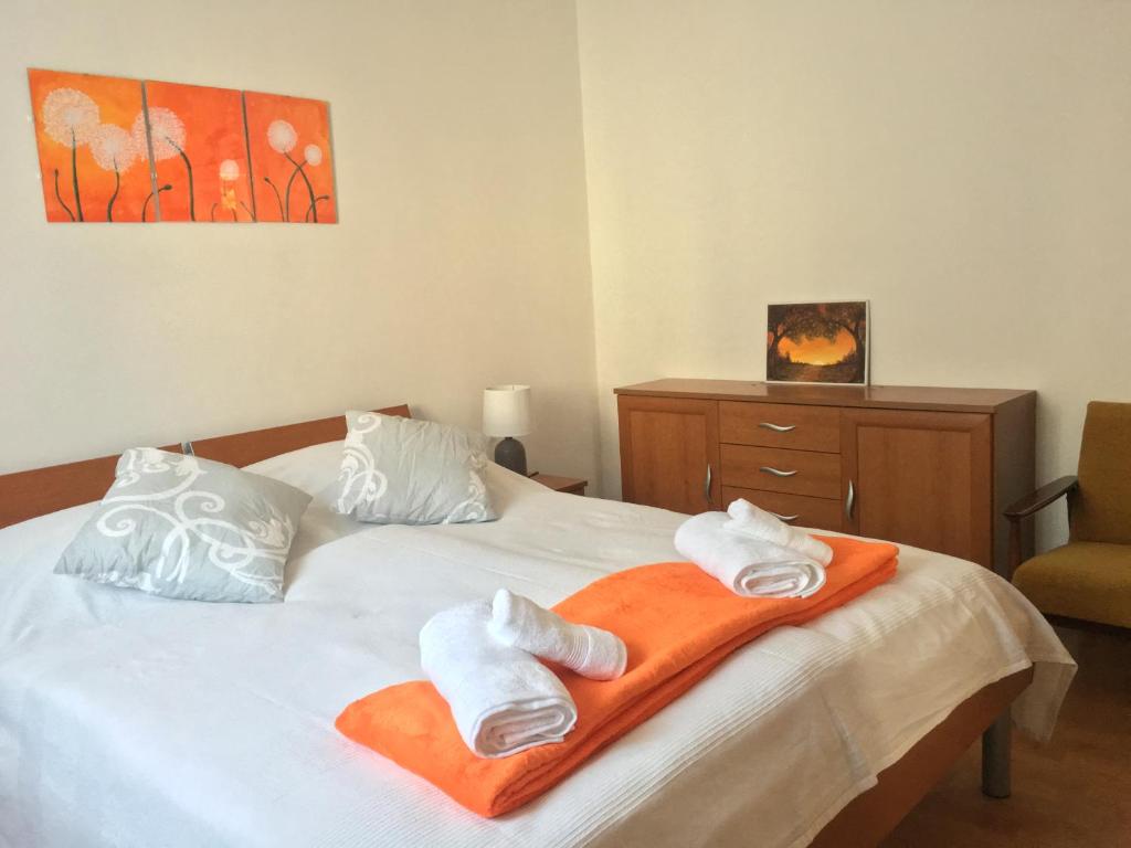 奥利布岛Apartment Milin的一间卧室配有带毛巾的床