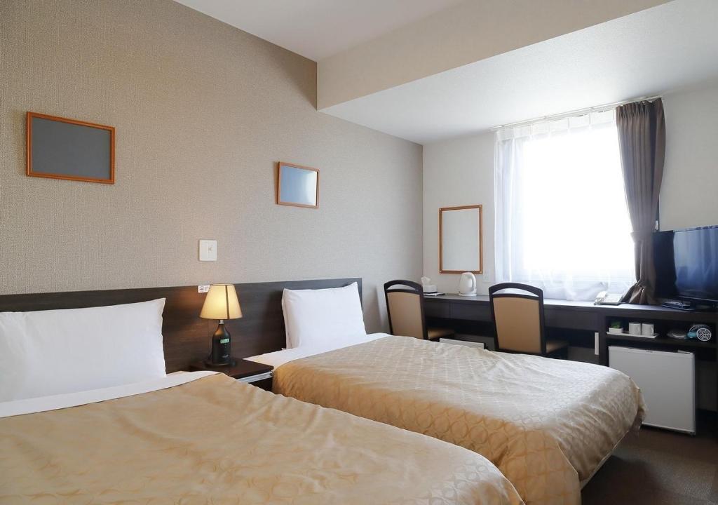 KidoFutaba-gun - Hotel / Vacation STAY 33556的酒店客房设有两张床和窗户。