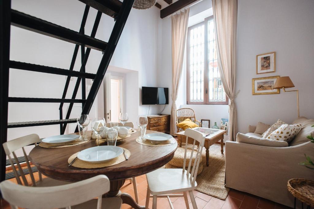 塞维利亚Casa Galera Historic Downtown Apartment in Seville的客厅配有桌椅和沙发